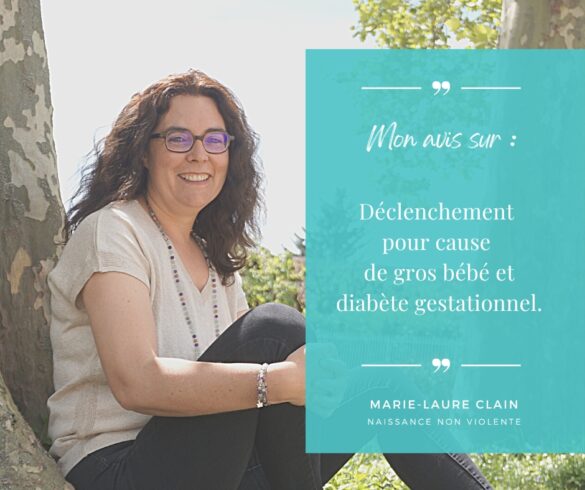Marie-Laure Clain, doula, est assise dos à un arbre, un grand sourire aux lèvres. L’image comprend un bandeau textuel vertical où il est écrit : mon avis sur le déclenchement pour cause de gros bébé et diabète gestationnel.