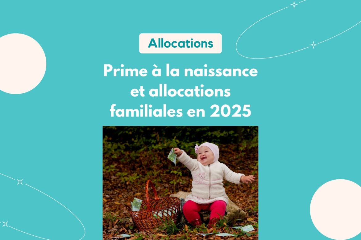 Prime à la naissance : une petite fille en pantalon rouge, chaussures, veste et bonnet blancs est assise en forêt sur une souche près d’un panier tressé de couleur bordeaux. Elle sourit en tenant dans une main levée un sachet vert qu’elle a pris du panier.